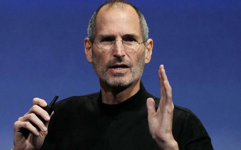Steve Jobs với chiếc iPhone đầu tiên
