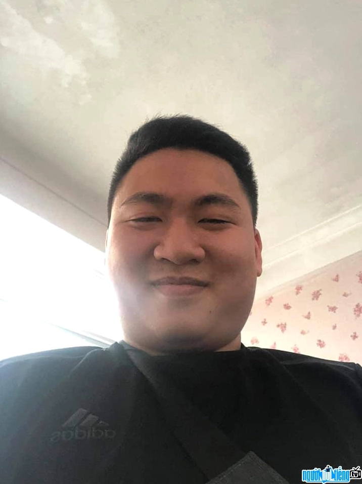 Streamer Bốp Bốp với nụ cười híp mắt thể hiện sự hài hước