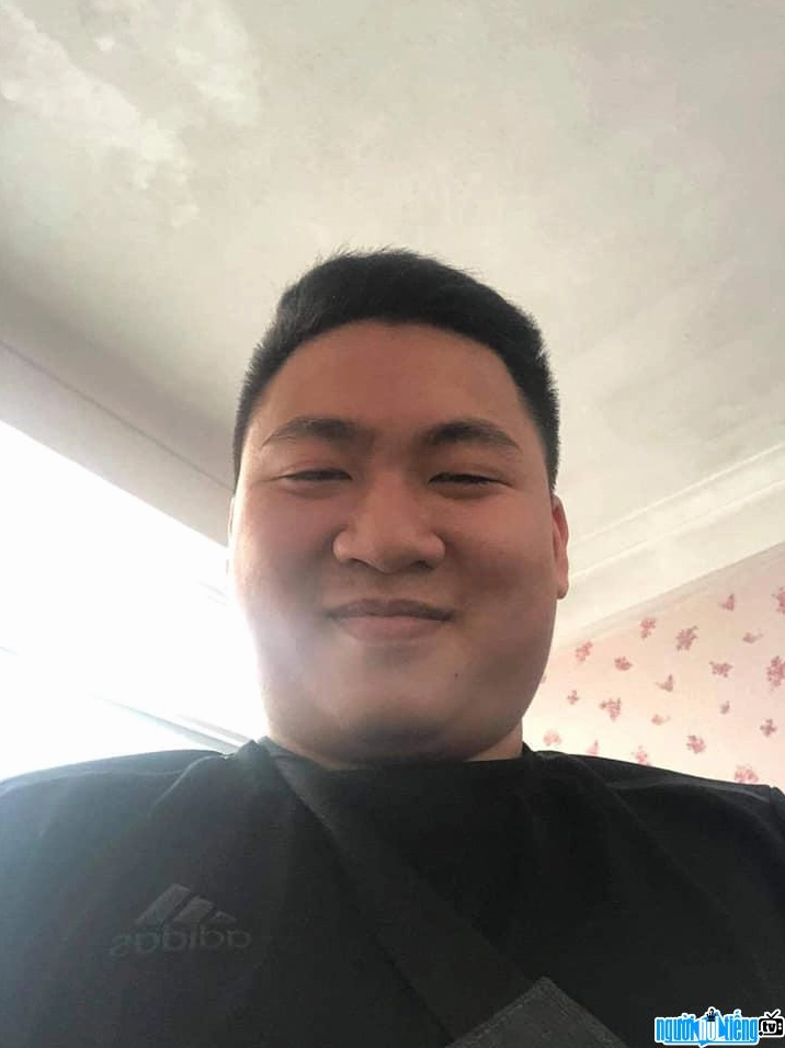 Streamer Bốp Bốp với nụ cười híp mắt