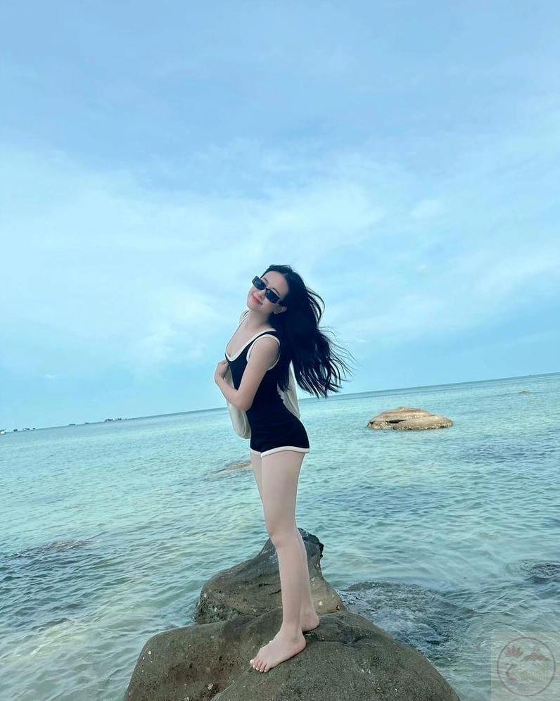 Thảo Lee khoe dáng cùng bikini