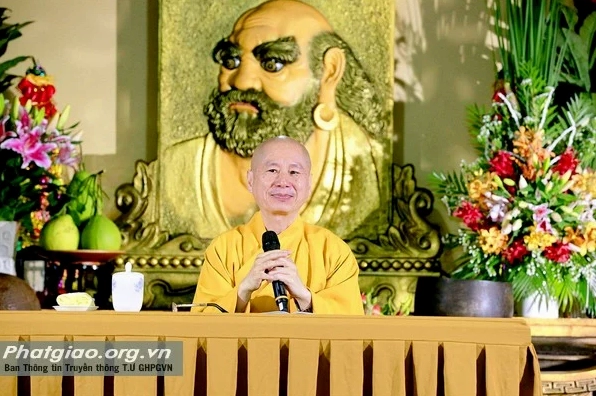 Thượng tọa Thích Chân Quang đang thuyết giảng tại chùa Từ Tân