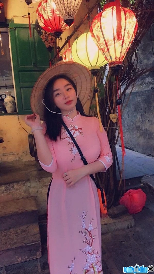 Trần Minh Thiên Di duyên dáng trong tà áo dài