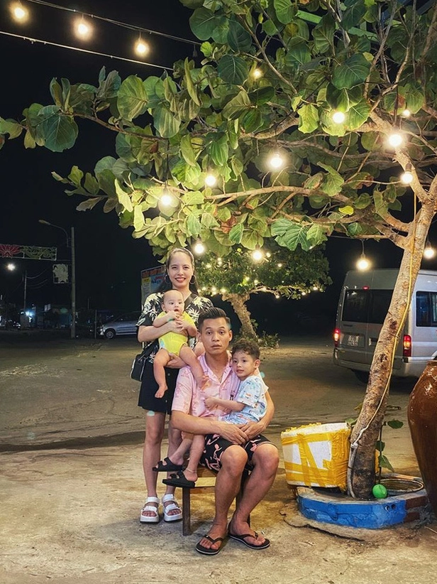 Trang Mixi cùng hai con trai.