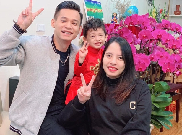 Trang Mixi xuất hiện trong một buổi livestream cùng chồng.