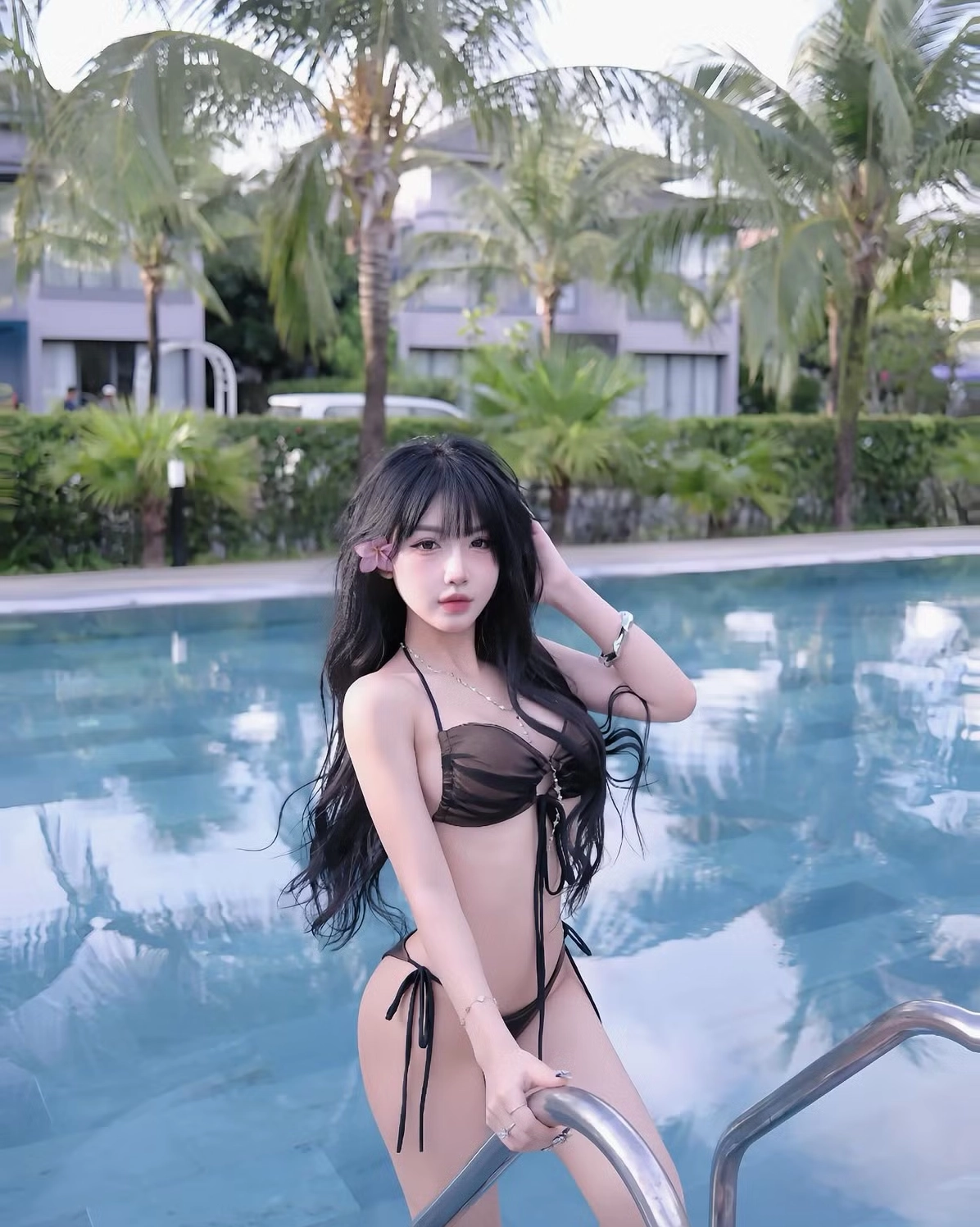 Trong loạt ảnh mới, Thu Trà diện bộ bikini hai mảnh màu đen đơn giản nhưng cực kỳ gợi cảm, cô nàng khoe trọn vóc dáng nóng bỏng, làn da trắng mịn cùng thần thái tự tin, cuốn hút.