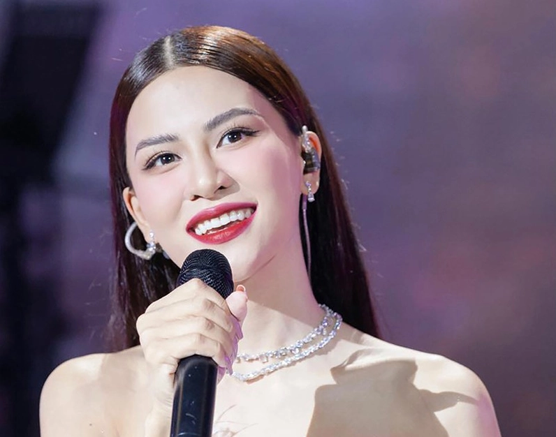 Từ năm sinh 1994 đến Vietnam Idol 2015, Hà Nhi từng bước xây dựng sự nghiệp ca hát bền bỉ.