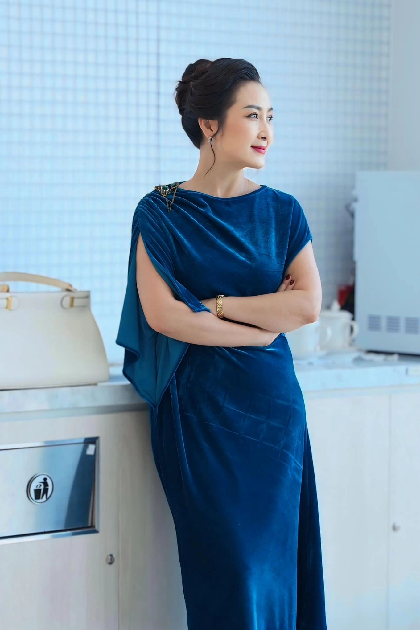 Vẻ đẹp vượt thời gian của diễn viên Khánh Huyền.