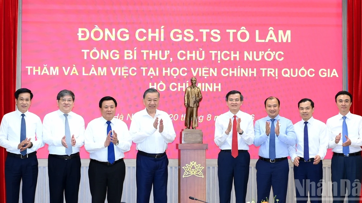 Viếng thăm học viện chính trị - Hoạt động mang tính thời sự