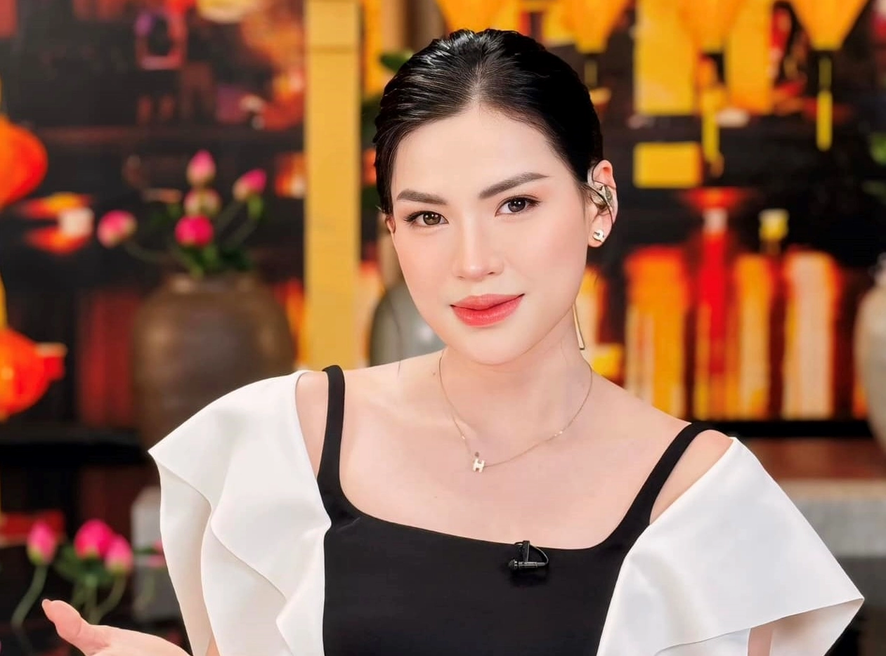 Võ Hà Linh trong một buổi livestream bán hàng