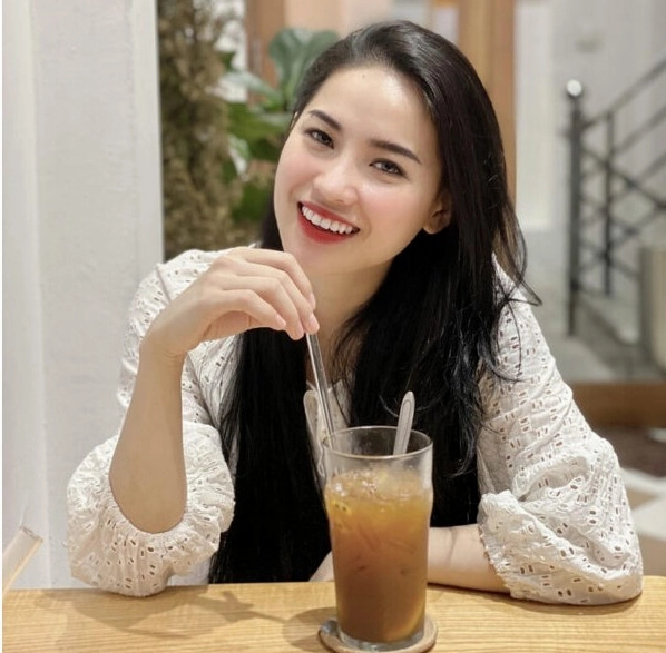 Võ Hà Linh trong một buổi review sản phẩm