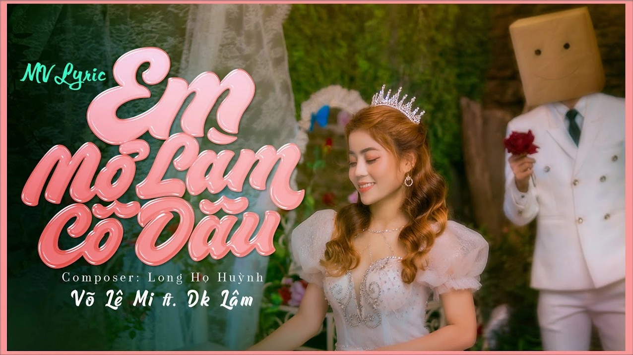 Võ Lê Mi trong trang phục biểu diễn