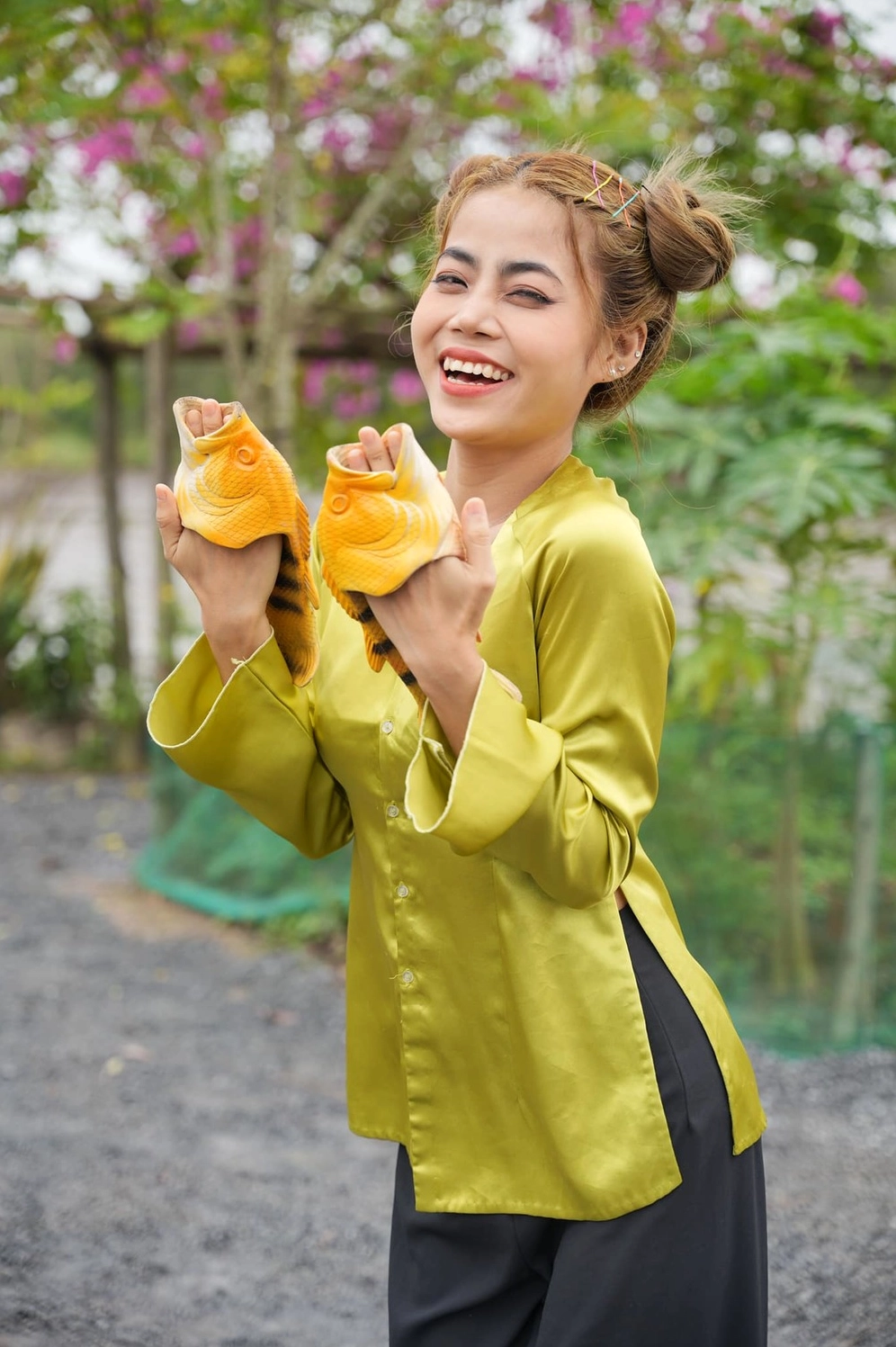 Võ Lê Mi tươi cười