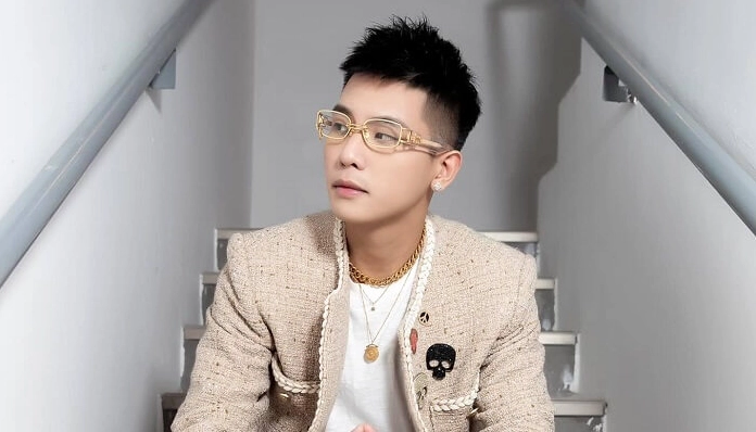 Với vẻ điển trai anh có khá nhiều tin đồn về người yêu, vợ con