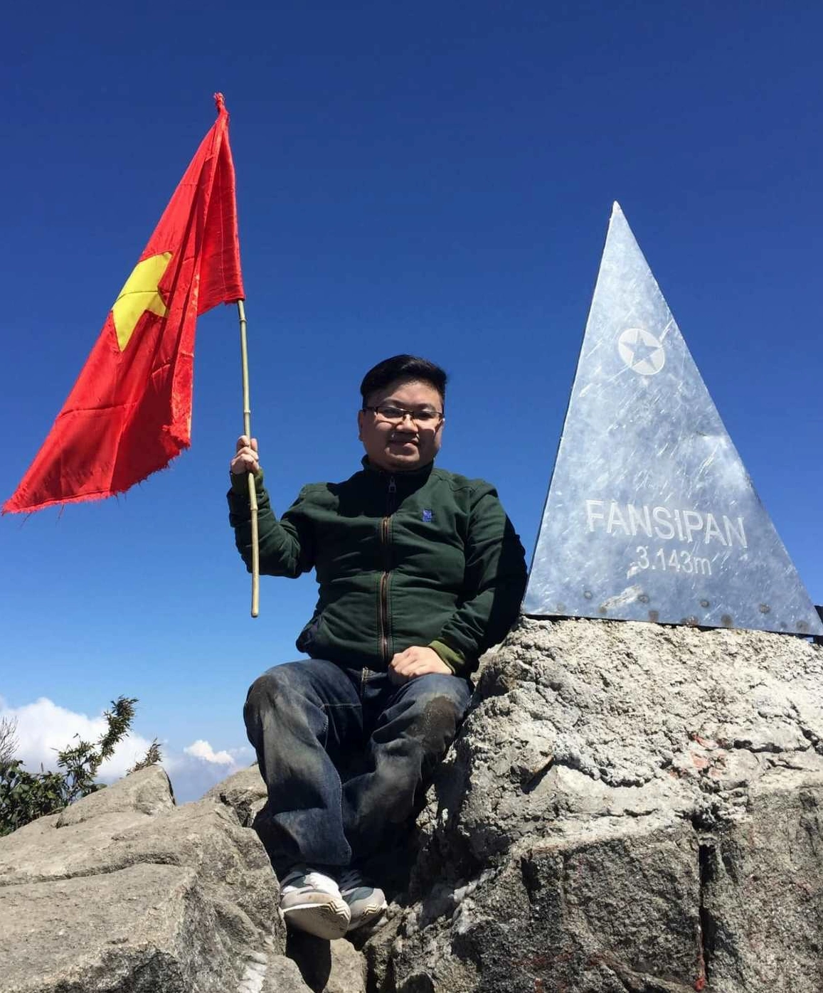 Vũ Ngọc Anh chinh phục Fansipan bằng đầu gối