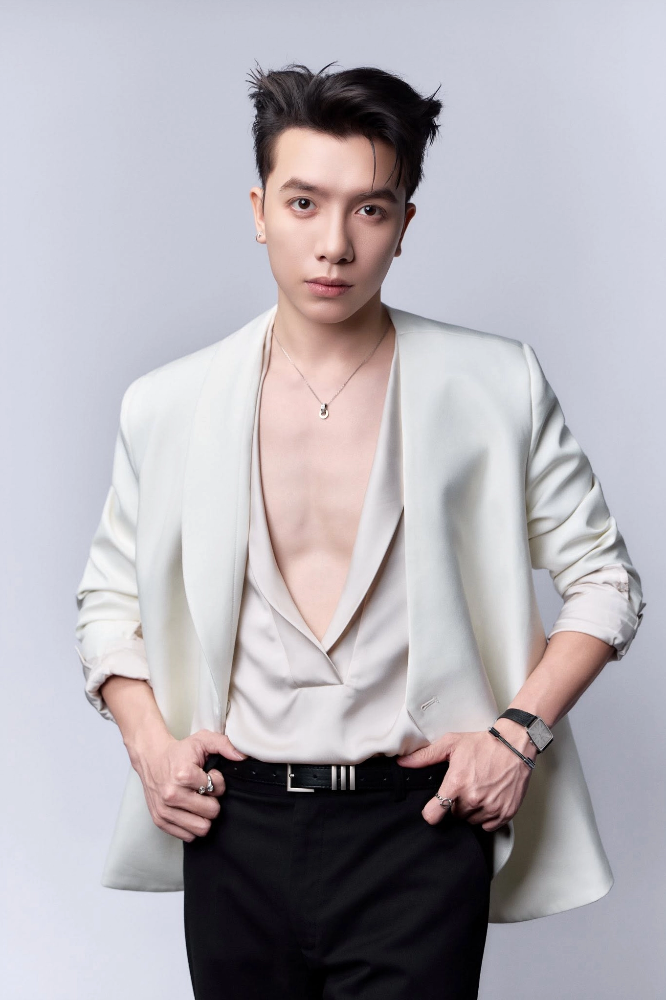 Xuân Định KY cùng các đồng nghiệp trong một buổi tập luyện.