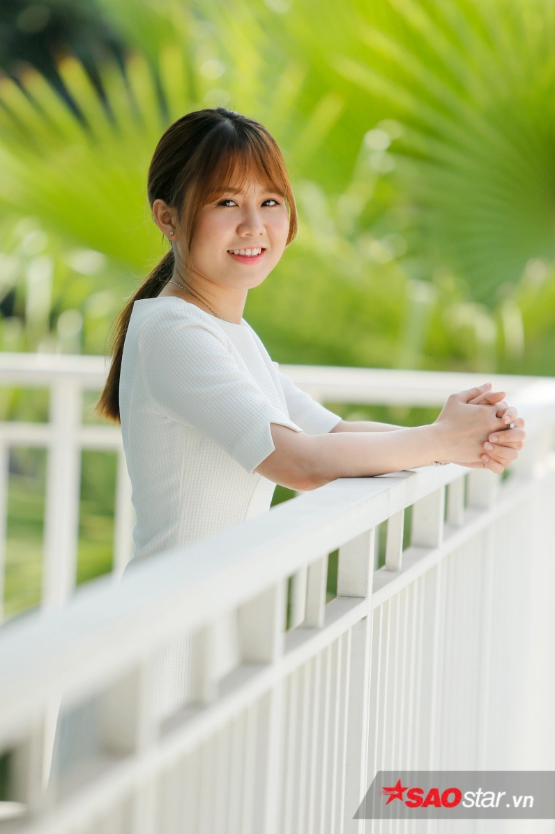 Ý Linh tập trung biểu diễn trên sân khấu.