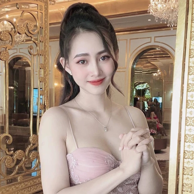 Yến Xôi diện trang phục thanh lịch