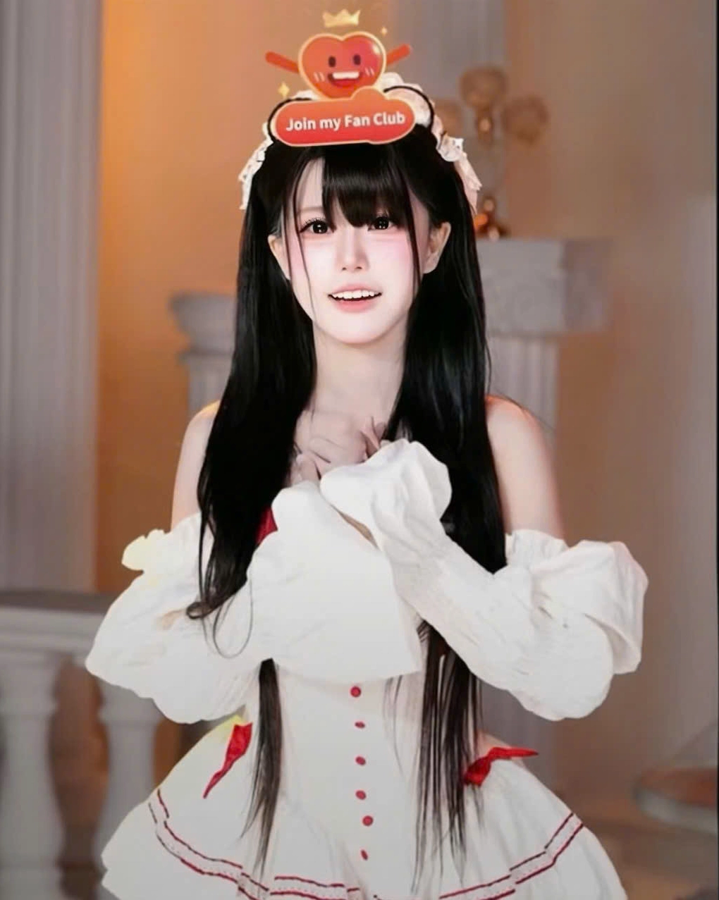 YuGi Kiều Oanh biểu diễn trên sân khấu Idol Live