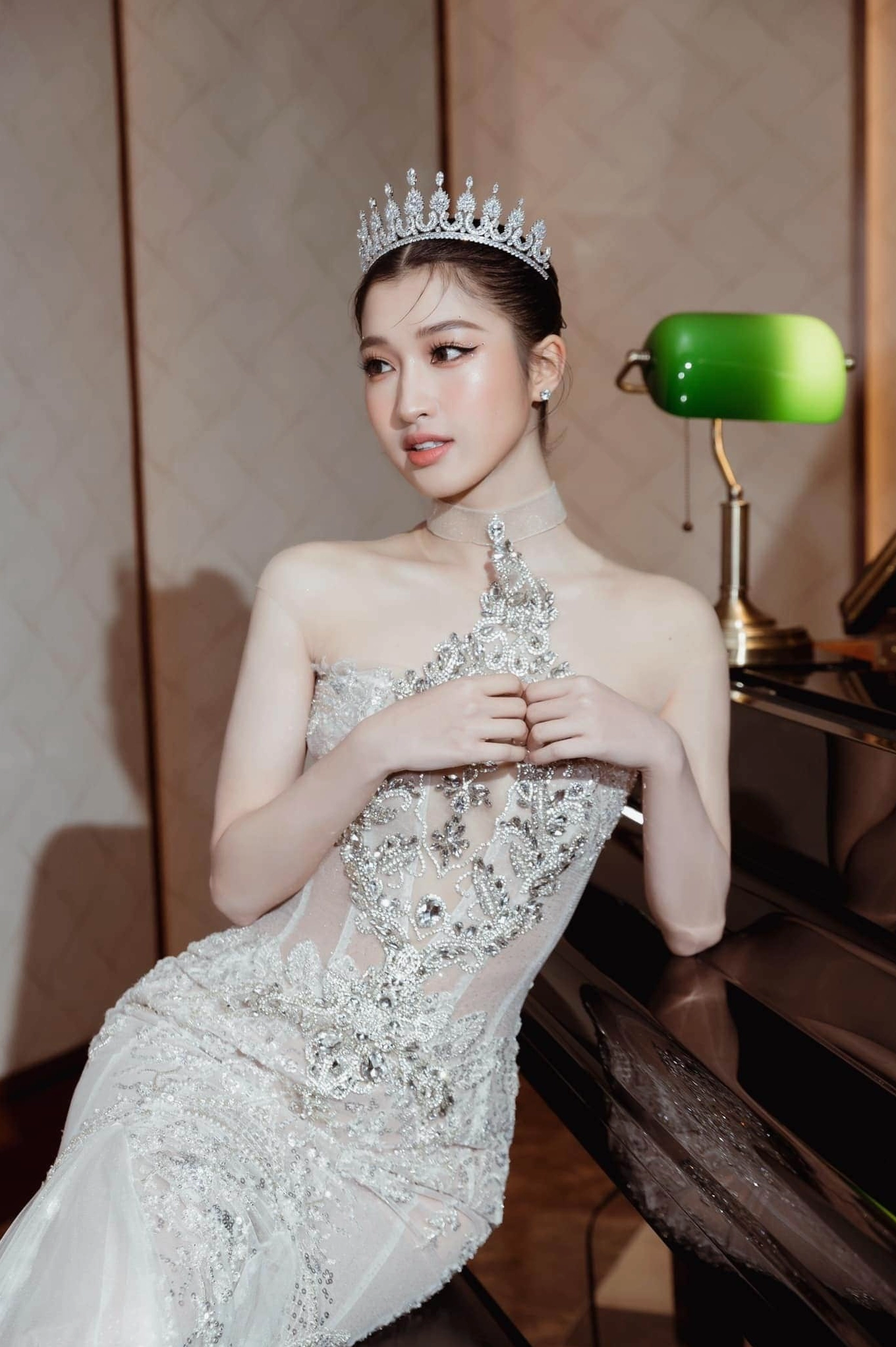 Á hậu Phương Nhi thu hút sự chú ý nhờ vẻ đẹp dịu dàng, trong trẻo, được nhiều khán giả ưu ái gọi bằng danh xưng “thần tiên tỷ tỷ”.