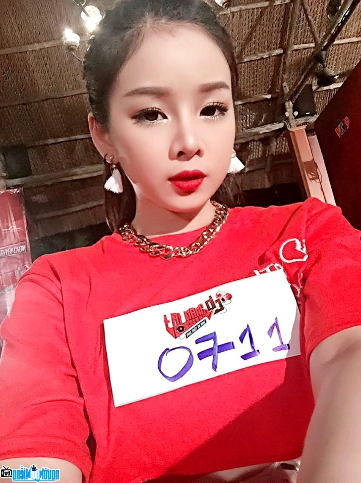 Ảnh cận mặt của DJ Mie