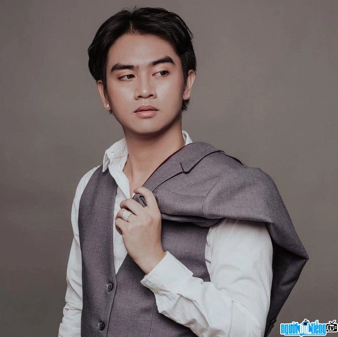 Ảnh chân dung Ku Vàng