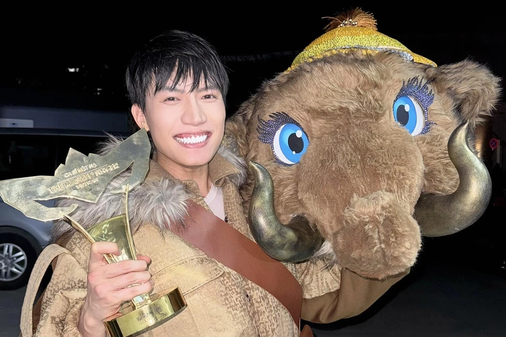 Anh Tú bên mascot Voi Bản Đôn
