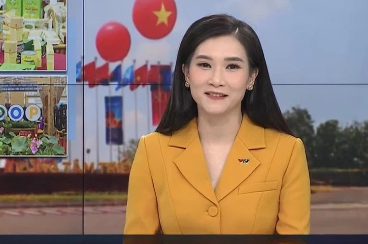 BTV Khánh Trang trong một chương trình phát sóng.