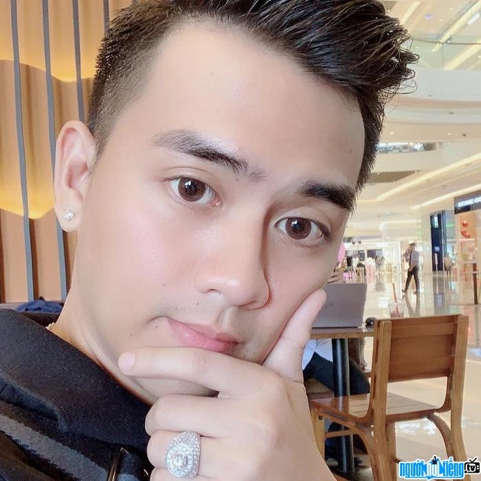 Ca sĩ đường phố Ku Vàng được nhiều người yêu mến