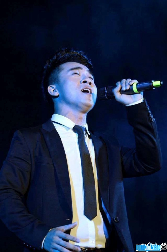 Ca sĩ Quang Hào chụp ảnh cùng người hâm mộ