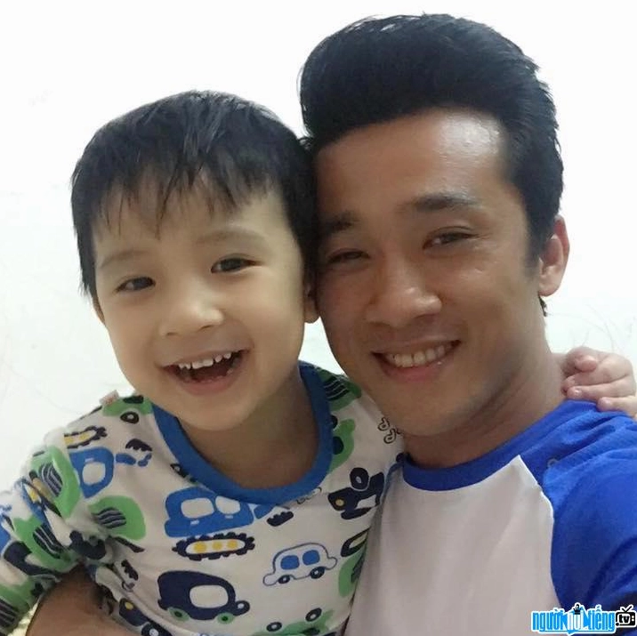 Ca sĩ Quang Hào hạnh phúc bên con trai