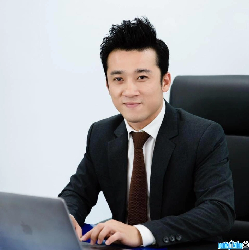 Ca sĩ Quang Hào trên sân khấu