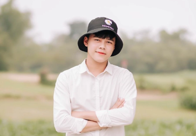 Ca sĩ Thái Học tên thật là Nguyễn Thái Học sinh ngày 30-04-2000 tại Hà Tĩnh