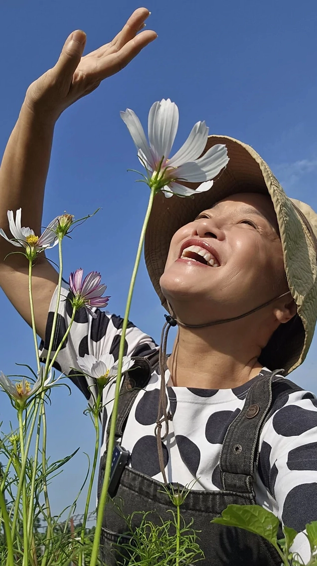 Ca sĩ Tú Na trong trang phục biểu diễn
