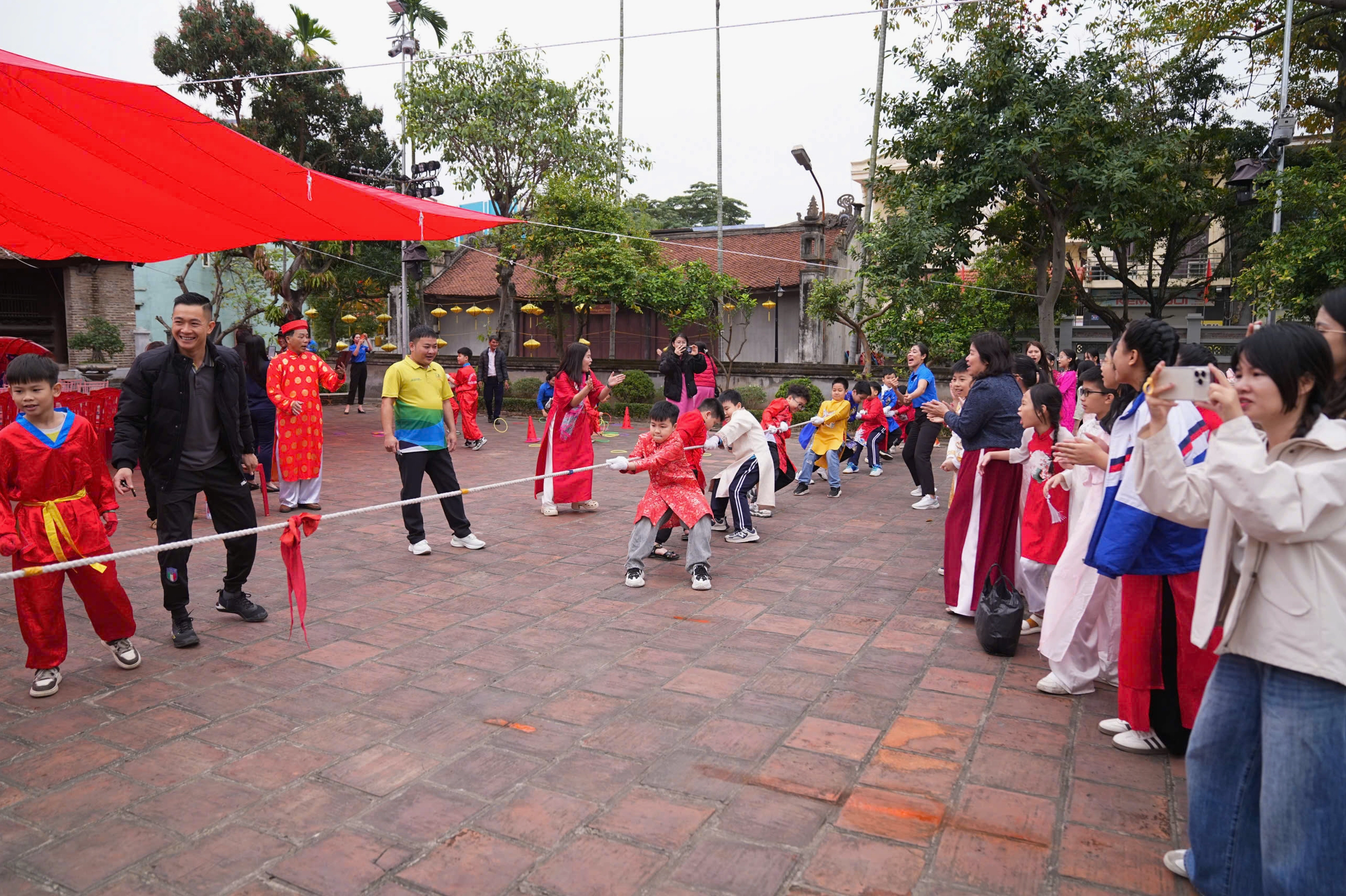Các em học sinh tham gia trò chơi kéo co tại lễ hội tưởng niệm Đức Vương