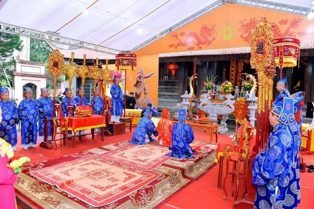 Các ông đồ trình diễn thư pháp tại lễ hội tưởng niệm Đức Vương Ngô Quyền