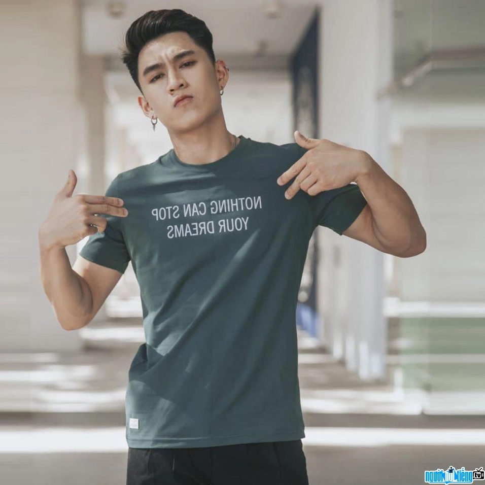 Cận cảnh vẻ điển trai của hot boy Trung Kê