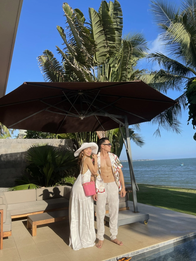 Cặp đôi Lý Bình và Phương Trinh Jolie trong các hoạt động xã hội.