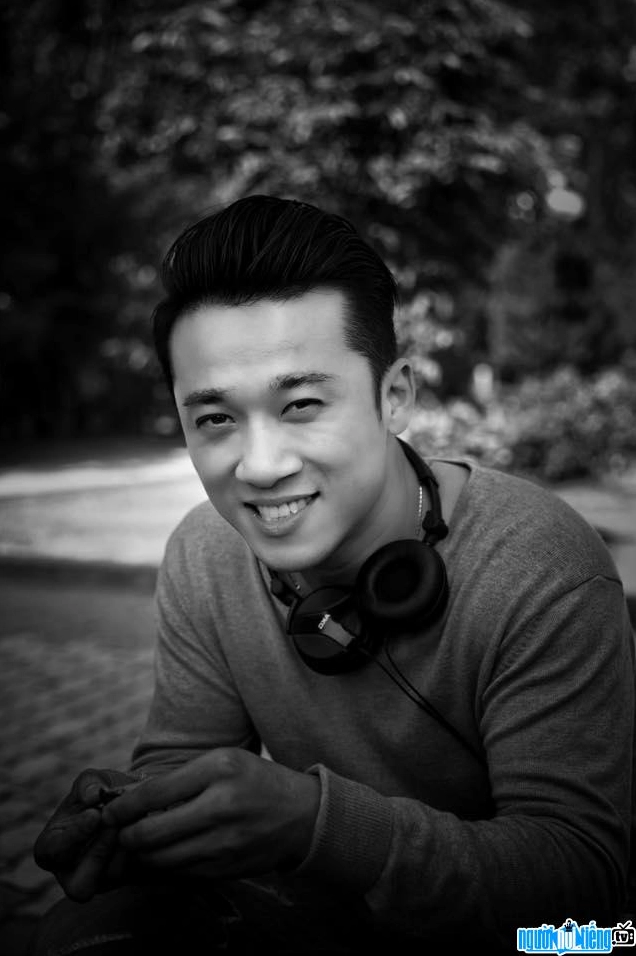 Chân dung ca sĩ Quang Hào