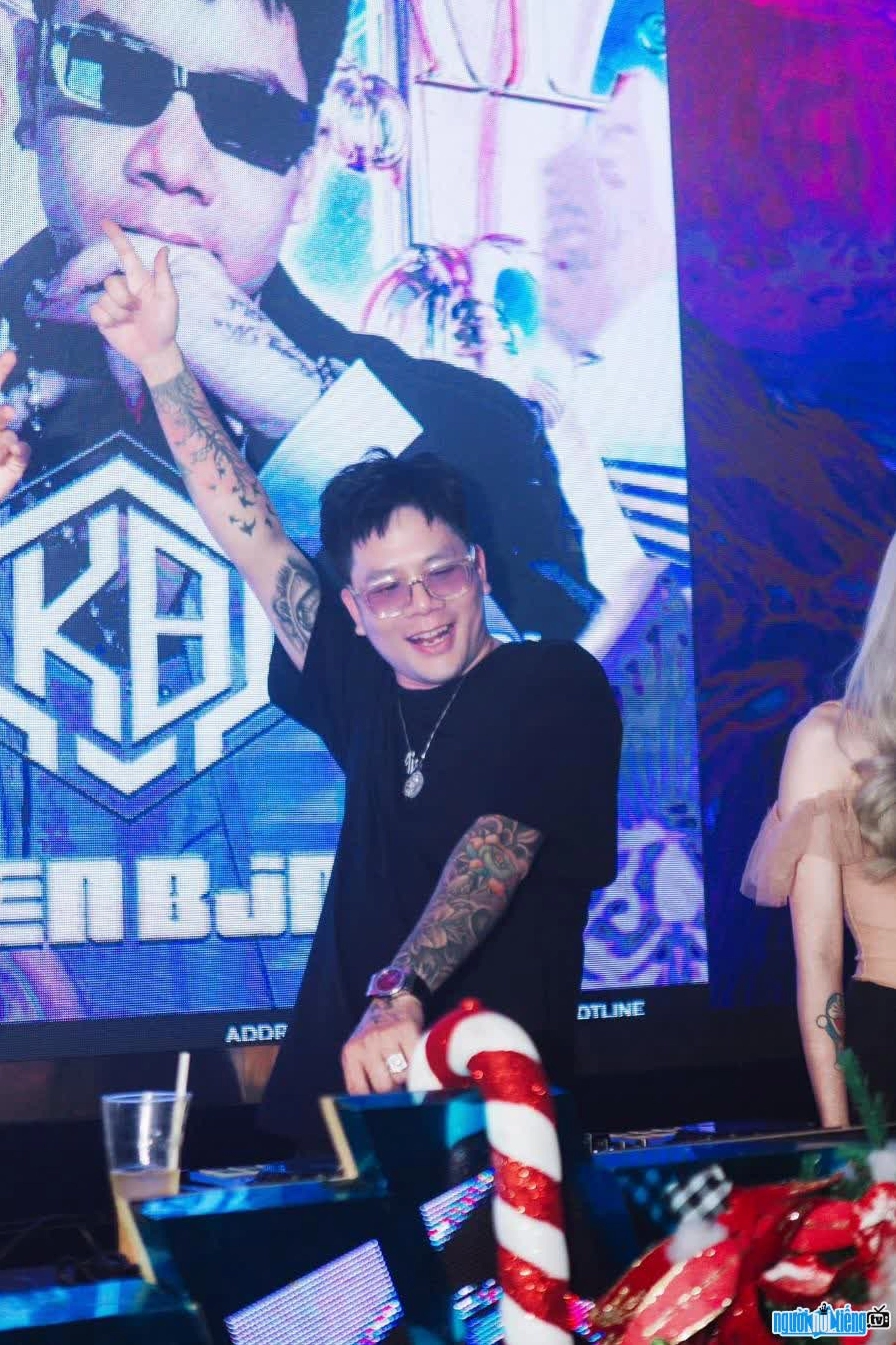 Chàng DJ tài năng luôn hết mình với âm nhạc