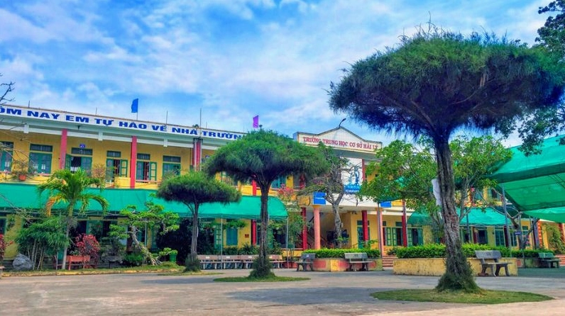 Con đường vào trường học hai bên là cây xanh mát rượi