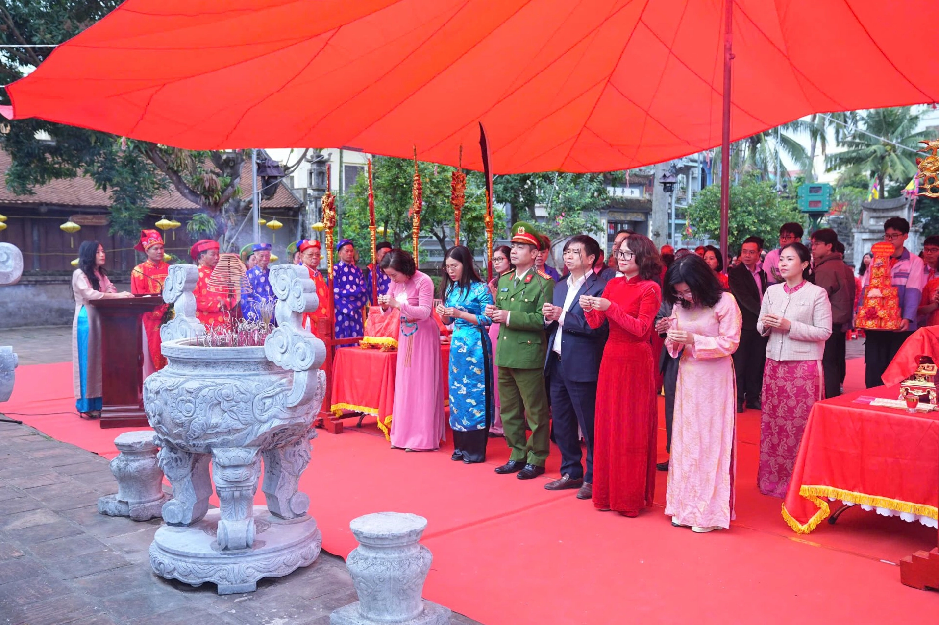 Đại biểu dâng hương tưởng niệm Đức Vương Ngô Quyền