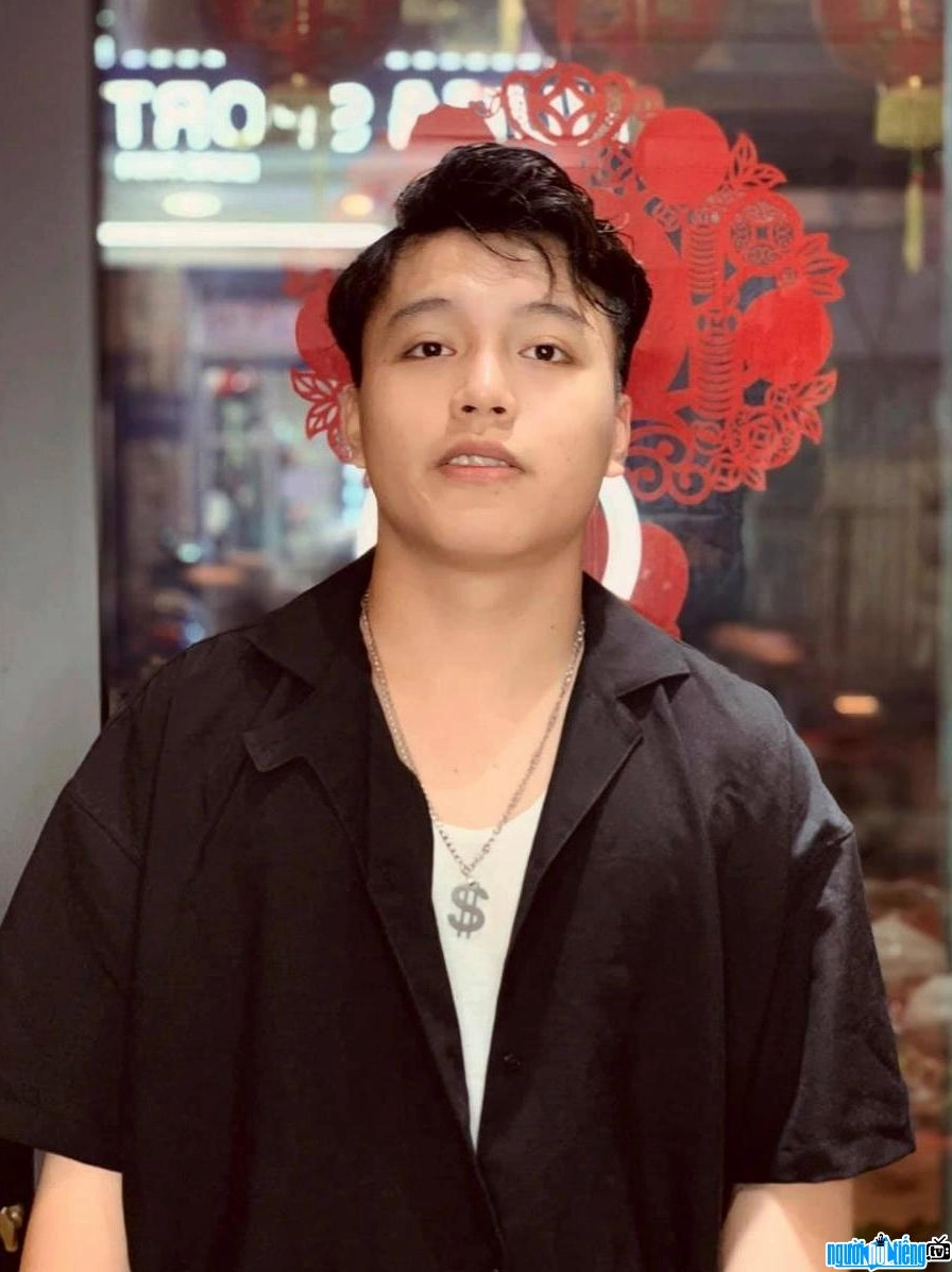 DatKaa chụp ảnh kỷ niệm