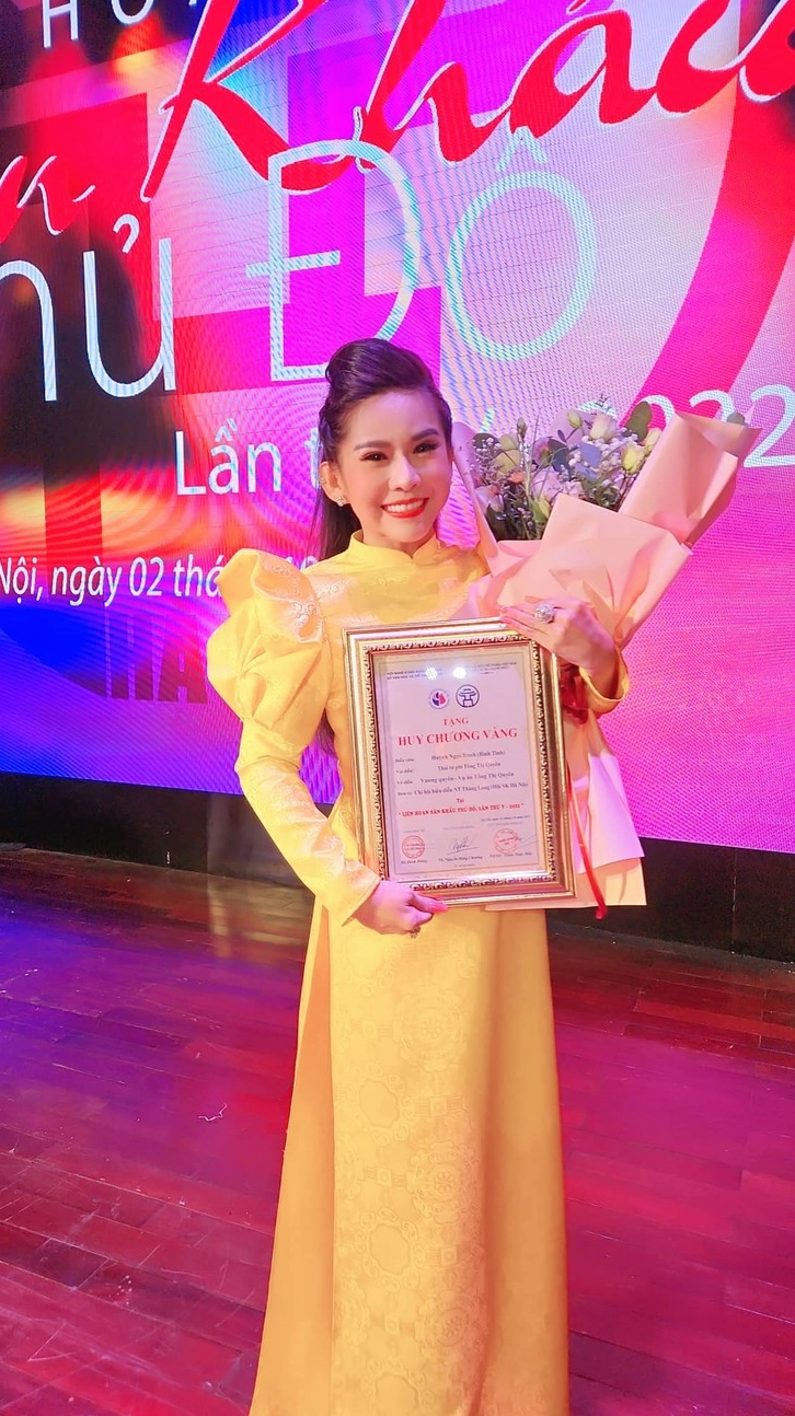 Diễn viên Bình Tinh trên sân khấu