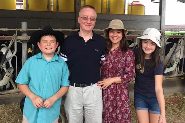 Diễn viên Kim Ngân cùng hai con