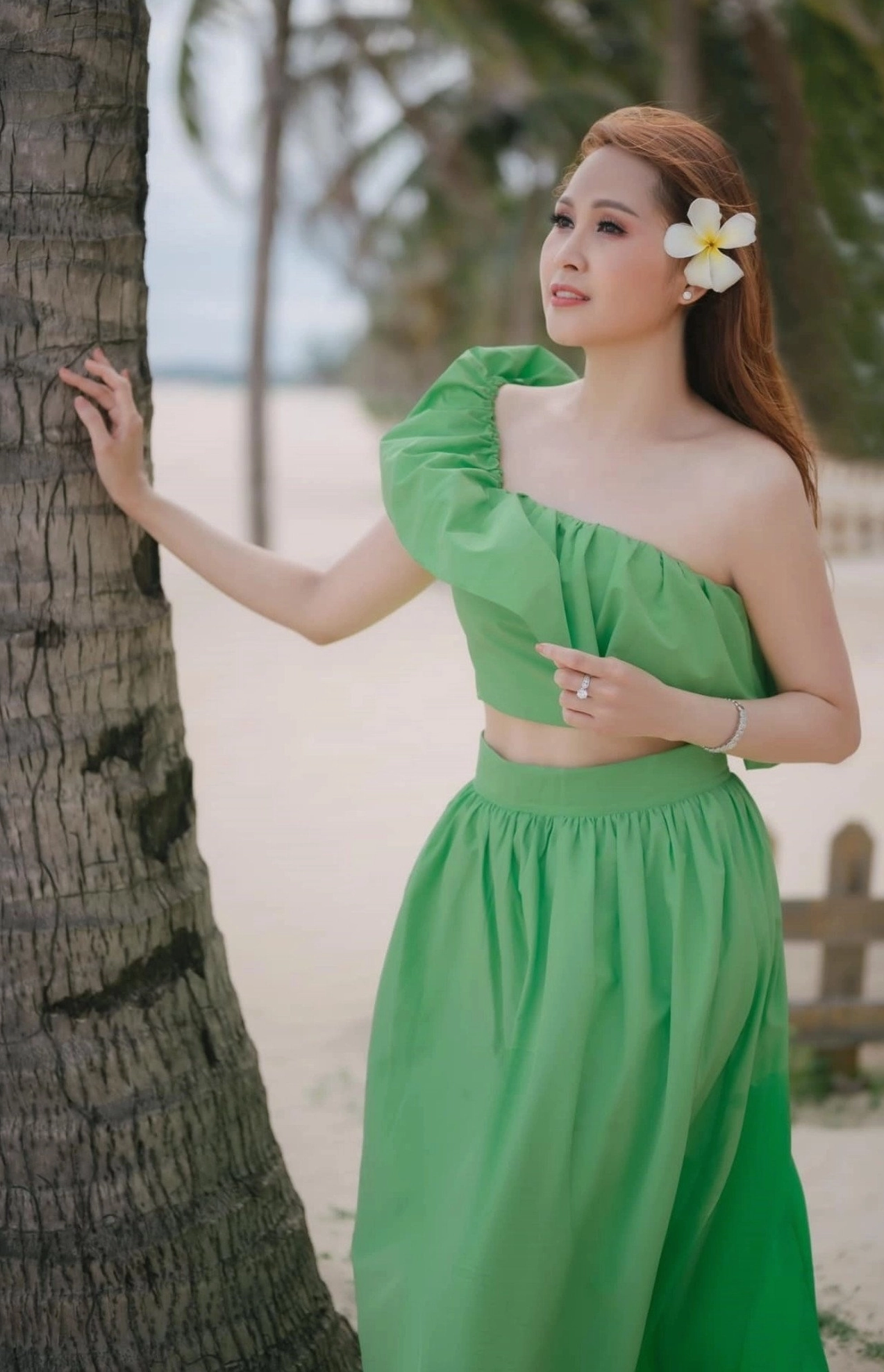 Diễn viên Minh Thư với phong cách thời trang trẻ trung, tôn dáng gợi cảm