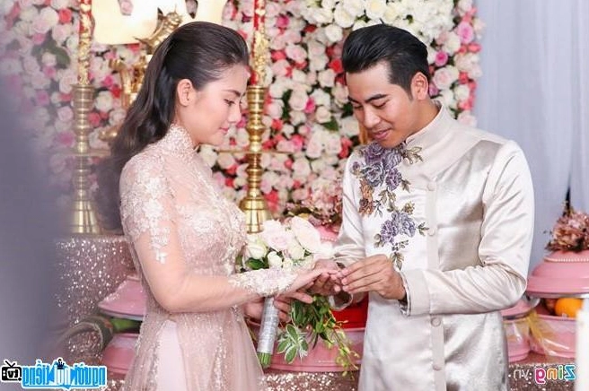 Diễn viên Ngọc Lan và chồng trong lễ ăn hỏi