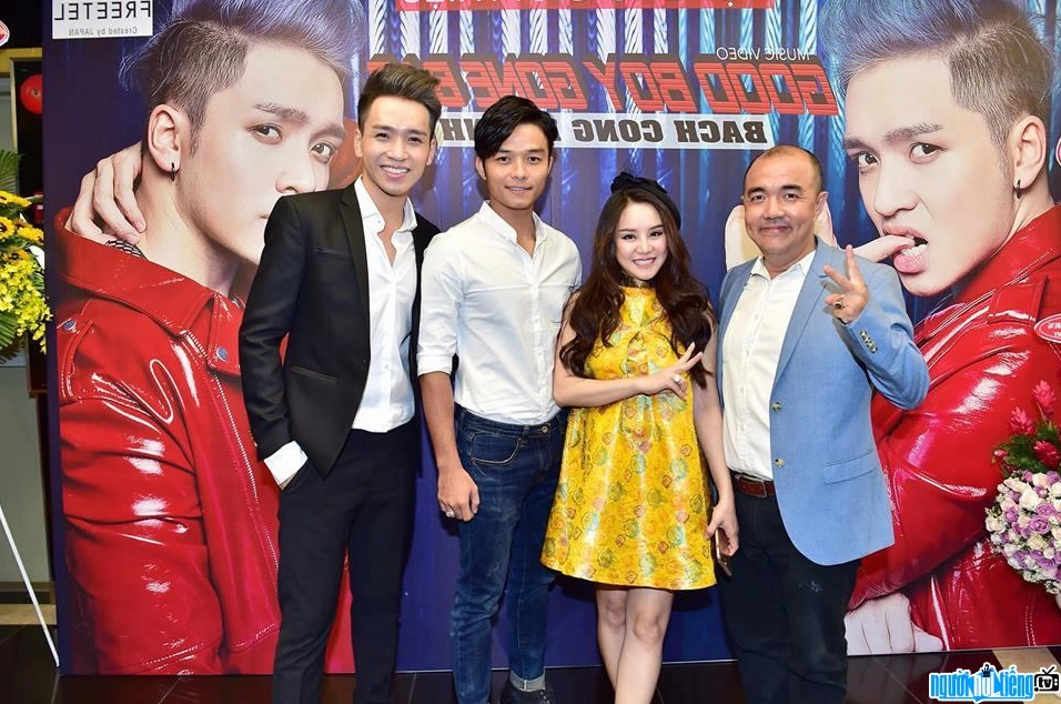 Diễn viên Quốc Thuận cùng các nghệ sĩ trong sự kiện