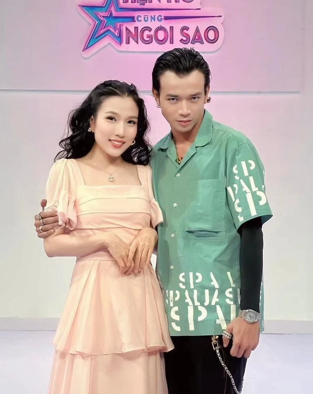 Diễn viên Thùy Dương trong một buổi họp báo.