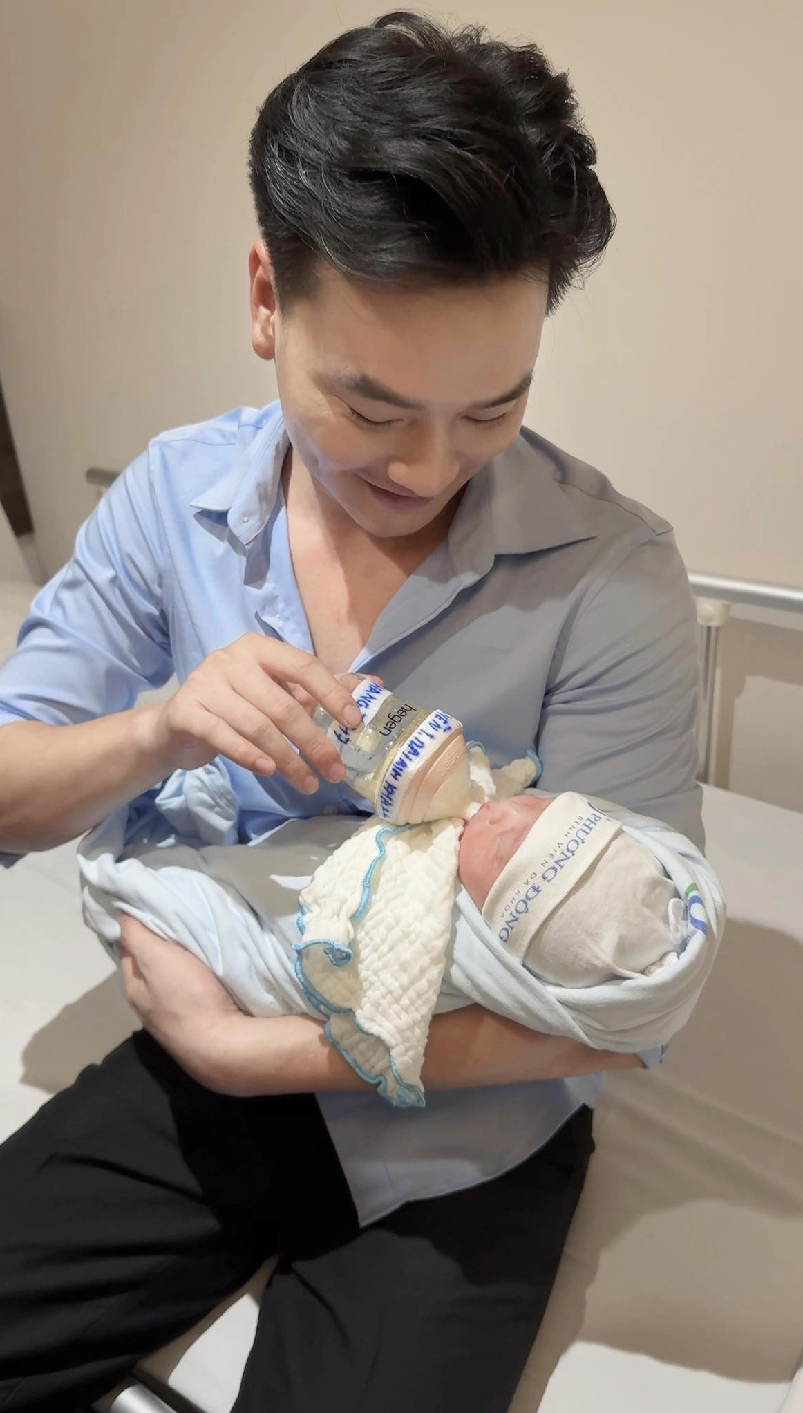 Diễn viên Trọng Lân đón con trai