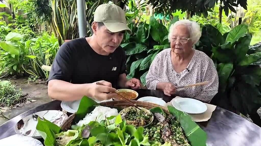 Diễn viên Trung Dũng thực hiện Vlog ẩm thực